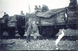 Rückkehr von ehemaligen Zwangsarbeiter:innen nach Frankreich, Bahnhof Leipzig-Plagwitz, 25.05.1945 (GfZL/  Familie Lecomte) 