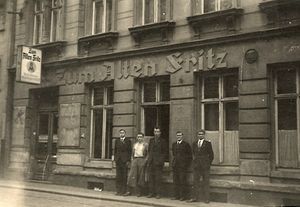 Niederländische Zwangsarbeiter der Firma HASAG vor ihrer Unterkunft in der Gaststätte "Zum Alten Fritz" in der Alfred-Kindler-Straße 17 (heute Hermann-Liebmann-Straße). Nach der Zerstörung des Hauses bei einem Bombenangriff im Dezember 1943 wurden die Zwangsarbeiter in andere Lager verlegt. (Sammlung Gedenkstätte für Zwangsarbeit Leipzig) 