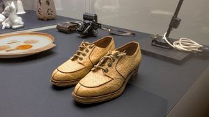 Paar Damenschuhe  Marke Salamander, Kornwestheim, 1940er Jahre  Leder, Kork  GRASSI Museum für Angewandte Kunst  Foto: Felix Bielmeier     Ein typischer Damenschuh der Salamander AG, der sowohl in der NS-Zeit als auch in der unmittelbaren Nachkriegszeit produziert wurde.  Während der NS-Zeit ließ die Firma neu entwickelte Ersatzstoffe für Schuhsolen im KZ-Sachsenhausen von Häftlingen testen. Darüber hinaus war der Betrieb mit der Instandsetzung gebrauchter Schuhe beauftragt, die zu großen Teilen aus den Konzentrations- und Vernichtungslagern angeliefert wurden. 