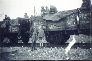 Rückkehr von ehemaligen Zwangsarbeiter:innen nach Frankreich, Bahnhof Leipzig-Plagwitz, 25.05.1945 (GfZL/  Familie Lecomte) 