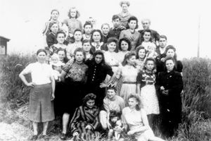 Zwangsarbeiterinnen mit ihren Kindern in Taucha (Sammlung Gedenkstätte für Zwangsarbeit Leipzig) 