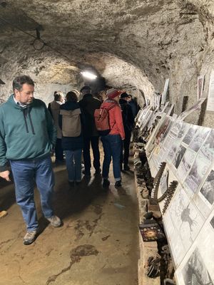 Exkursion im Rahmen des Vernetzungsworkshops „Stätten der NS-Zwangsarbeit in Nordböhmen und Sachsen“ 2024 in Ústí nad Labem zu dem ehemaligen unterirdischen NS-Zwangsarbeitsort in Rabštejn (Rabenstein)