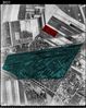 Luftbild zeigt das Lager „Fortuna-Sportplatz“ (rote Markierung) und den Arbeitseinsatzort das Reichsbahnausbesserungswerk Engelsdorf (blaue Markierung), 1945 (GfZL) 