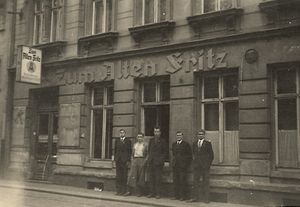 Niederländische Zwangsarbeiter der Firma HASAG vor ihrer Unterkunft in der Gaststätte "Zum Alten Fritz" in der Alfred-Kindler-Straße 17 (heute Hermann-Liebmann-Straße). Nach der Zerstörung des Hauses bei einem Bombenangriff im Dezember 1943 wurden die Zwangsarbeiter in andere Lager verlegt. (Sammlung Gedenkstätte für Zwangsarbeit Leipzig) 